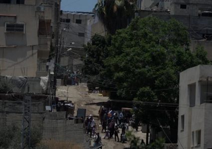 الاحتلال يجبر سكان منازل مقابلة لمخيم طولكرم على إخلائها