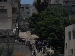 الاحتلال يجبر سكان منازل مقابلة لمخيم طولكرم على إخلائها