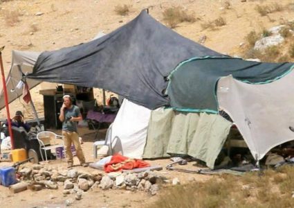 مستوطنون ينصبون خيمة في الرشايدة شرق بيت لحم