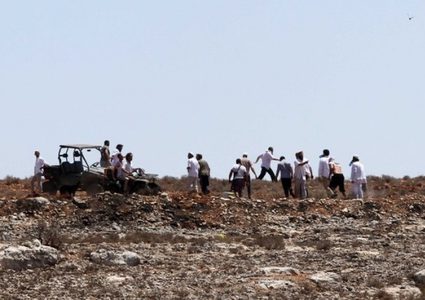 توافد اعداد كبيرة من المستوطنين الى بؤرة في المنية