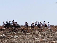 توافد اعداد كبيرة من المستوطنين الى بؤرة في المنية