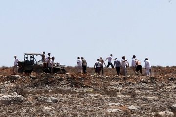 توافد اعداد كبيرة من المستوطنين الى بؤرة في المنية