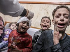 مصابون يصلون إلى مستشفى الشفاء جراء استهداف الاحتلال النازحين في جباليا