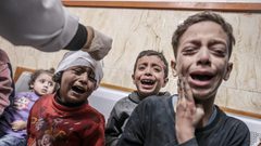 مصابون يصلون إلى مستشفى الشفاء جراء استهداف الاحتلال النازحين في جباليا