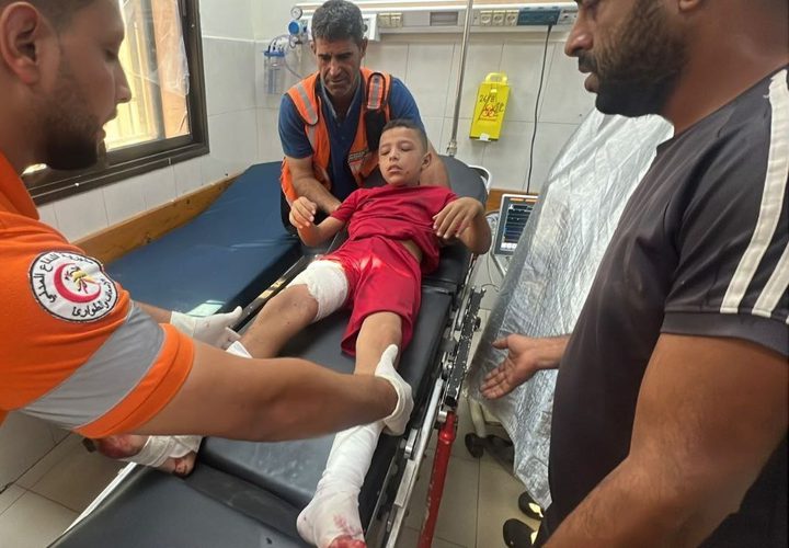 جرحى بينهم أطفال جراء قصف الاحتلال على مخيم خانيونس، جنوبي قطاع غزة.