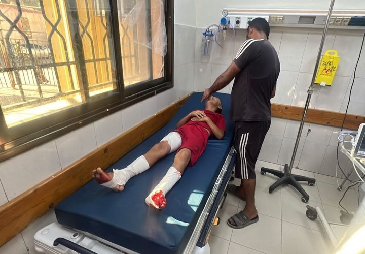 جرحى بينهم أطفال جراء قصف الاحتلال على مخيم خانيونس، جنوبي قطاع غزة.