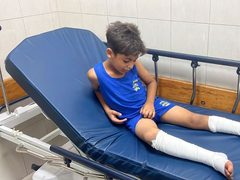 جرحى بينهم أطفال جراء قصف الاحتلال على مخيم خانيونس، جنوبي قطاع غزة.