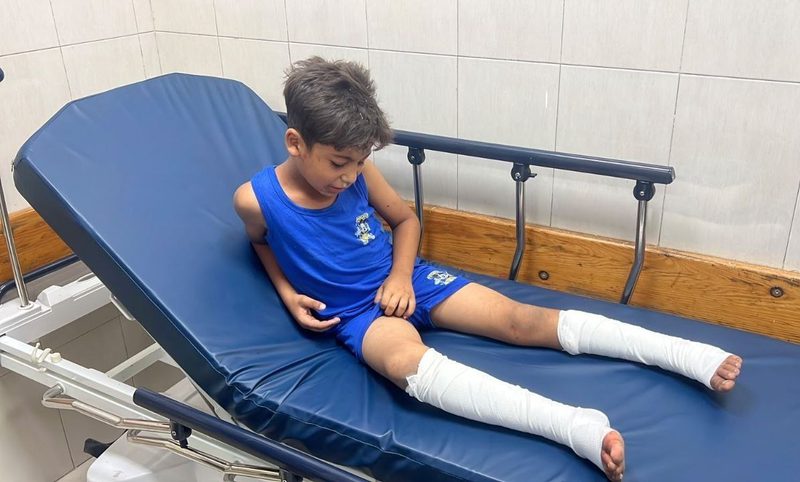 جرحى بينهم أطفال جراء قصف الاحتلال على مخيم خانيونس، جنوبي قطاع غزة.