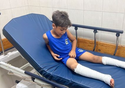 جرحى بينهم أطفال جراء قصف الاحتلال على مخيم خانيونس، جنوبي قطاع غزة.