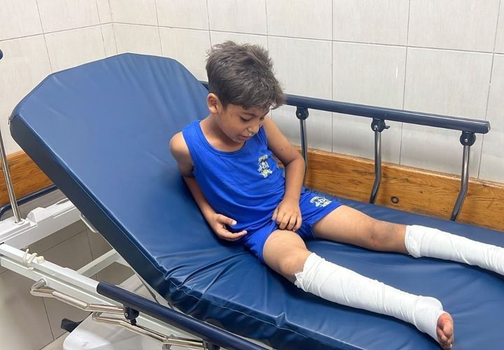 جرحى بينهم أطفال جراء قصف الاحتلال على مخيم خانيونس، جنوبي قطاع غزة.