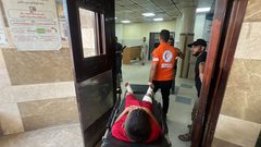 جرحى بينهم أطفال جراء قصف الاحتلال على مخيم خانيونس، جنوبي قطاع غزة.