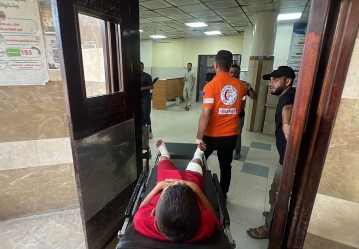 جرحى بينهم أطفال جراء قصف الاحتلال على مخيم خانيونس، جنوبي قطاع غزة.
