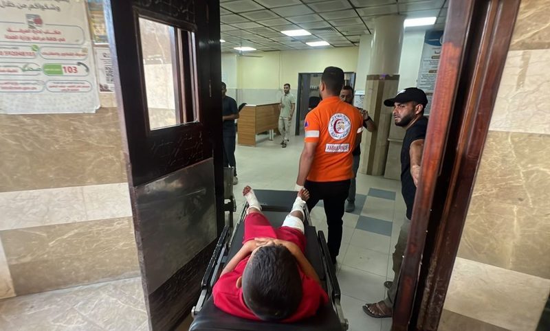 جرحى بينهم أطفال جراء قصف الاحتلال على مخيم خانيونس، جنوبي قطاع غزة.