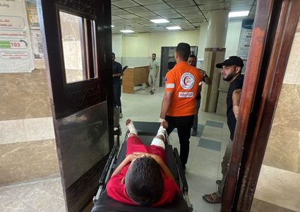 جرحى بينهم أطفال جراء قصف الاحتلال على مخيم خانيونس، جنوبي قطاع غزة.