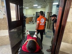 جرحى بينهم أطفال جراء قصف الاحتلال على مخيم خانيونس، جنوبي قطاع غزة.