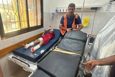 جرحى بينهم أطفال جراء قصف الاحتلال على مخيم خانيونس، جنوبي قطاع غزة
