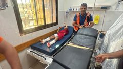 جرحى بينهم أطفال جراء قصف الاحتلال على مخيم خانيونس، جنوبي قطاع غزة.