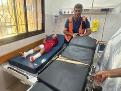 جرحى بينهم أطفال جراء قصف الاحتلال على مخيم خانيونس، جنوبي قطاع غزة.