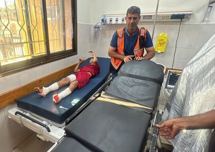 جرحى بينهم أطفال جراء قصف الاحتلال على مخيم خانيونس، جنوبي قطاع غزة.