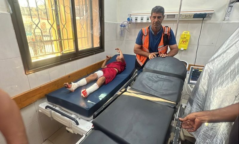 جرحى بينهم أطفال جراء قصف الاحتلال على مخيم خانيونس، جنوبي قطاع غزة.