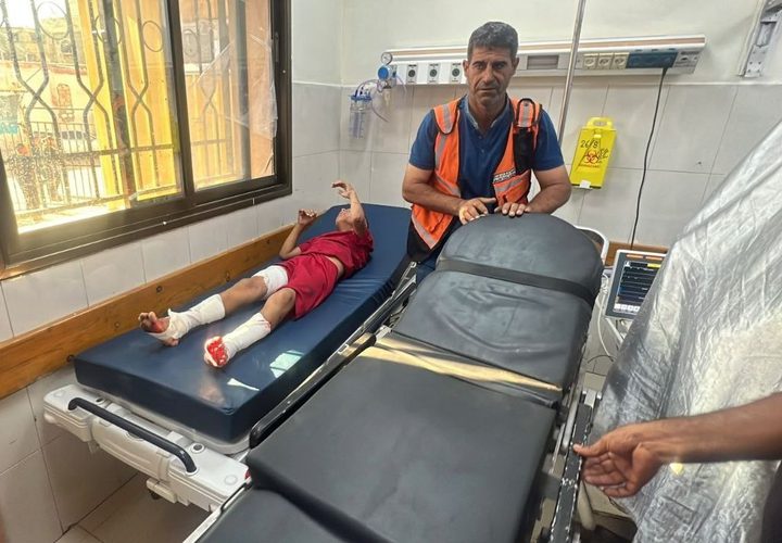 جرحى بينهم أطفال جراء قصف الاحتلال على مخيم خانيونس، جنوبي قطاع غزة.