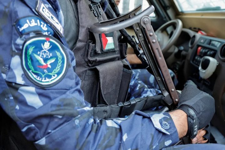 المباحث العامة في أريحا تقبض على مشتبه بهما بالتشهير والتهديد الالكتروني