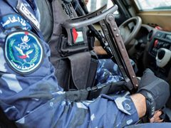 المباحث العامة في أريحا تقبض على مشتبه بهما بالتشهير والتهديد الالكتروني