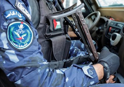 المباحث العامة في أريحا تقبض على مشتبه بهما بالتشهير والتهديد الالكتروني