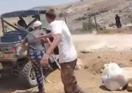 مستوطن يعتدي على فلسطيني مبتور الساق ويُفرج عنه