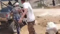 مستوطن يعتدي على فلسطيني مبتور الساق ويُفرج عنه