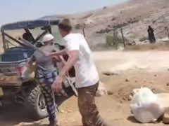 مستوطن يعتدي على فلسطيني مبتور الساق ويُفرج عنه