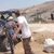 مستوطن يعتدي على فلسطيني مبتور الساق ويُفرج عنه