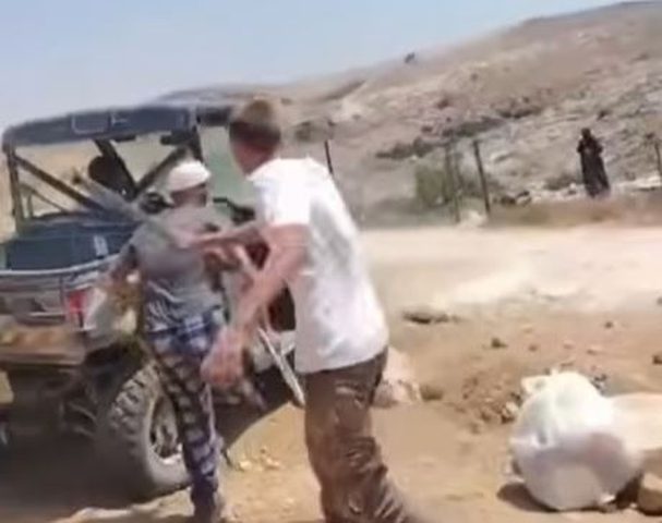مستوطن يعتدي على فلسطيني مبتور الساق ويُفرج عنه