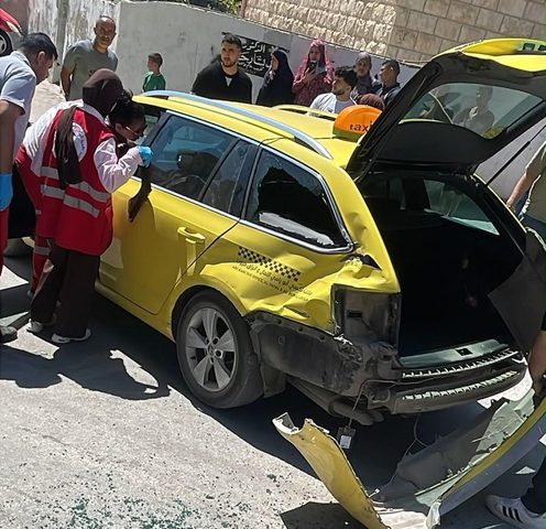 طولكرم: تضرر مركبة عمومية صدمتها آلية للاحتلال في ضاحية ذنابة