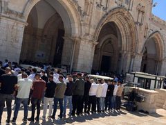 عشرات آلاف المصلين يؤدون صلاة الجمعة في المسجد الأقصى المبارك.