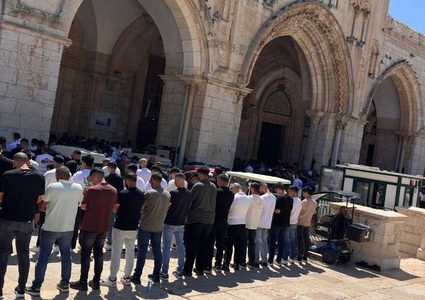 عشرات آلاف المصلين يؤدون صلاة الجمعة في المسجد الأقصى المبارك.