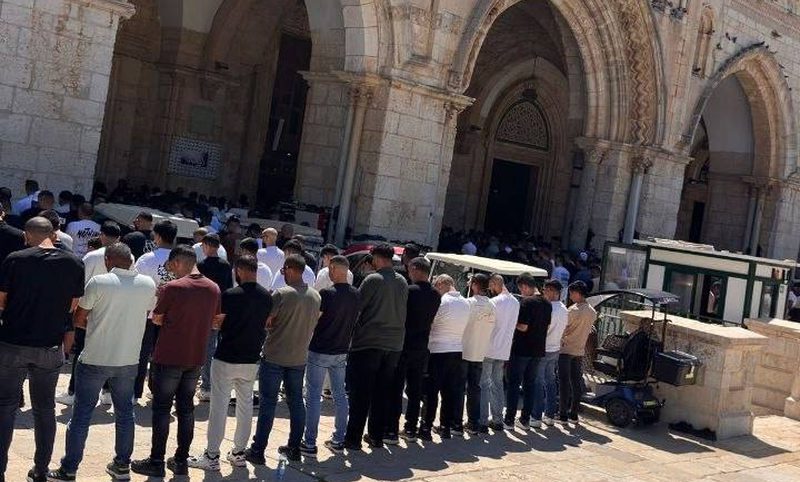 عشرات آلاف المصلين يؤدون صلاة الجمعة في المسجد الأقصى المبارك.