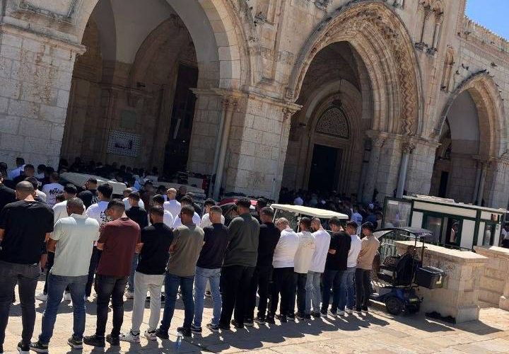 عشرات آلاف المصلين يؤدون صلاة الجمعة في المسجد الأقصى المبارك.