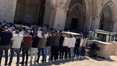عشرات آلاف المصلين يؤدون صلاة الجمعة في المسجد الأقصى المبارك.