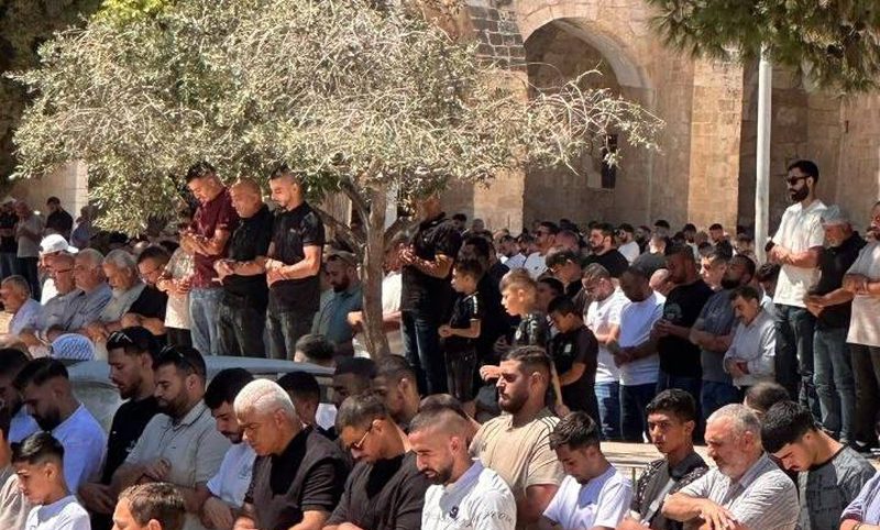 عشرات آلاف المصلين يؤدون صلاة الجمعة في المسجد الأقصى المبارك.