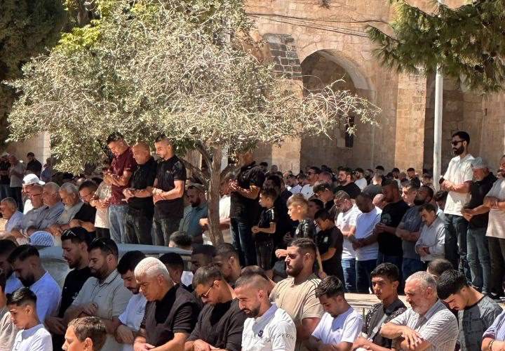 عشرات آلاف المصلين يؤدون صلاة الجمعة في المسجد الأقصى المبارك.