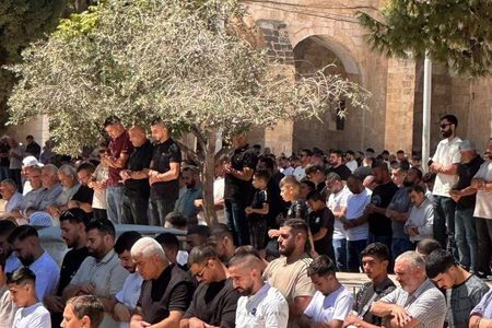 عشرات آلاف المصلين يؤدون صلاة الجمعة في المسجد الأقصى المبارك.