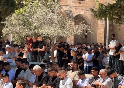 عشرات آلاف المصلين يؤدون صلاة الجمعة في المسجد الأقصى المبارك.