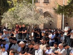 عشرات آلاف المصلين يؤدون صلاة الجمعة في المسجد الأقصى المبارك.