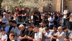 عشرات آلاف المصلين يؤدون صلاة الجمعة في المسجد الأقصى المبارك.