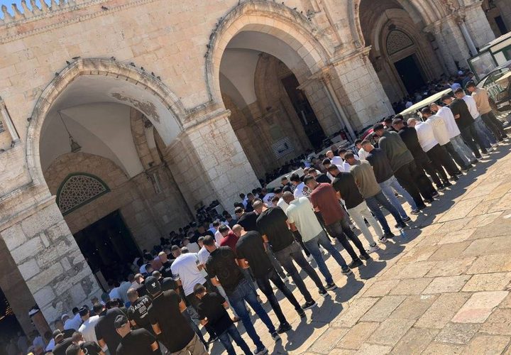 عشرات آلاف المصلين يؤدون صلاة الجمعة في المسجد الأقصى المبارك.
