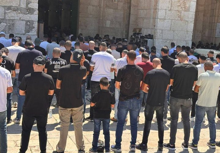 عشرات آلاف المصلين يؤدون صلاة الجمعة في المسجد الأقصى المبارك.