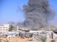 قصف مدفعي على طول الخط الأصفر في قطاع غزة