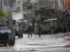قوات الاحتلال تقتحم مخيم قلنديا وبلدة كفر عقب شمال القدس