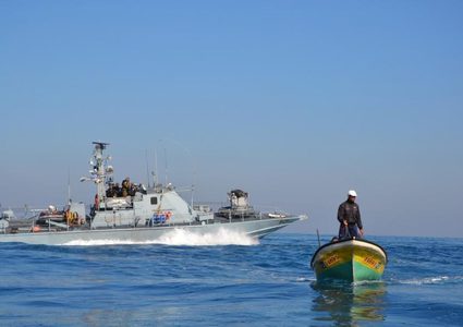 زوارق الاحتلال تطلق النار قبالة بحر غزة وقصف مدفعي شرق دير البلح